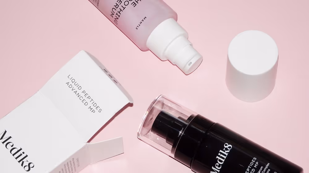 Stort test av serum med peptider, Estée Lauder Pro Rapid Firm + Lift Serum Hexapeptides 8 + 9 är bäst i test och syns i bild tillsammans med de andra produkterna som testades i Glowaddictions stora test av peptidserum. 