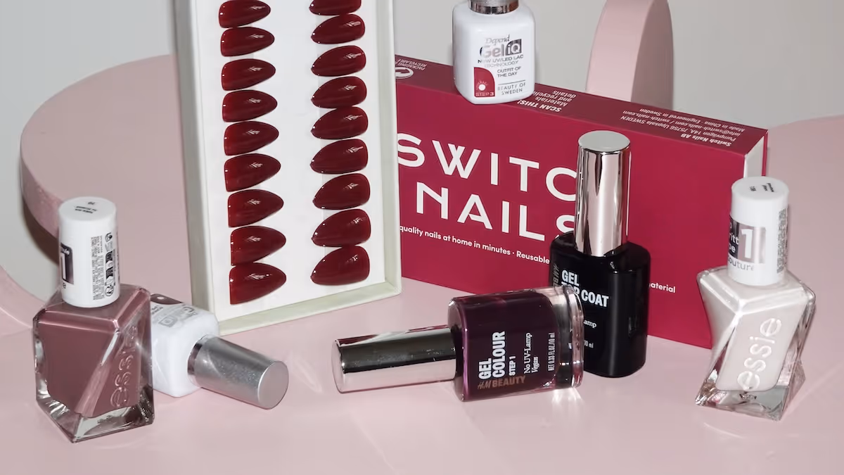 Hemmamanikyr med nagellack, lösnaglar och gelprodukter från Depend, Essie och HM Beauty på rosa bord