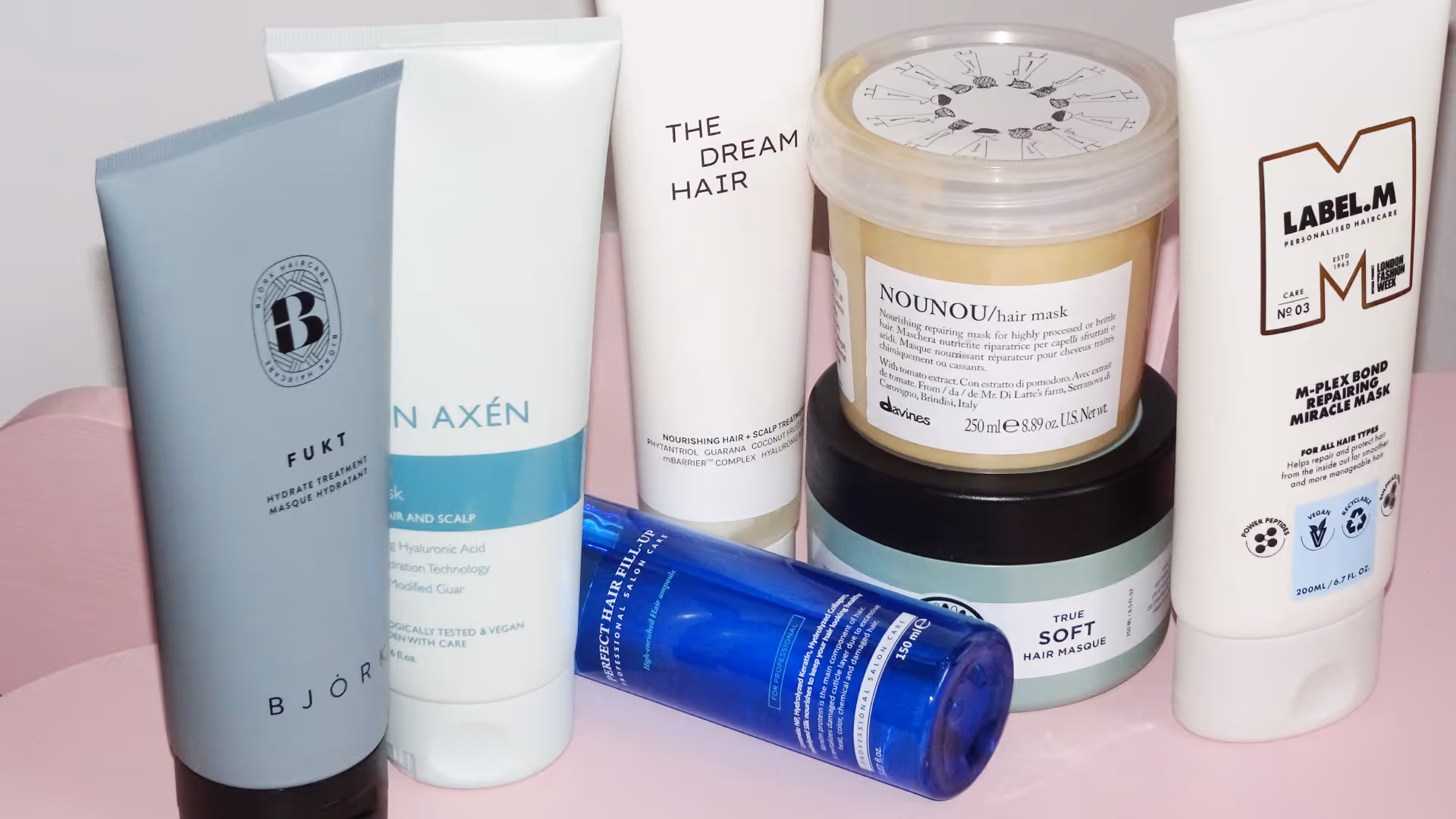 Lina Livian applicerar hårinpackning i håret för återfuktning och reparation, bästa hårinpackningen används