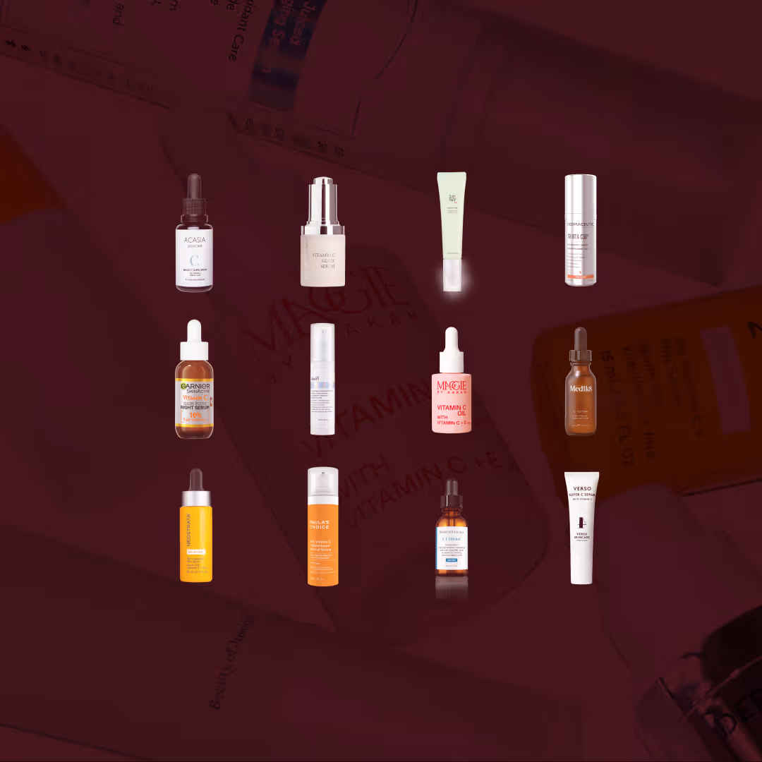 Alla testade produkter i vårt stora test av C-vitaminserum: elva olika serum från olika märken uppställda i två rader mot mörkröd bakgrund, med tydliga flaskor och förpackningar i olika färger och former.