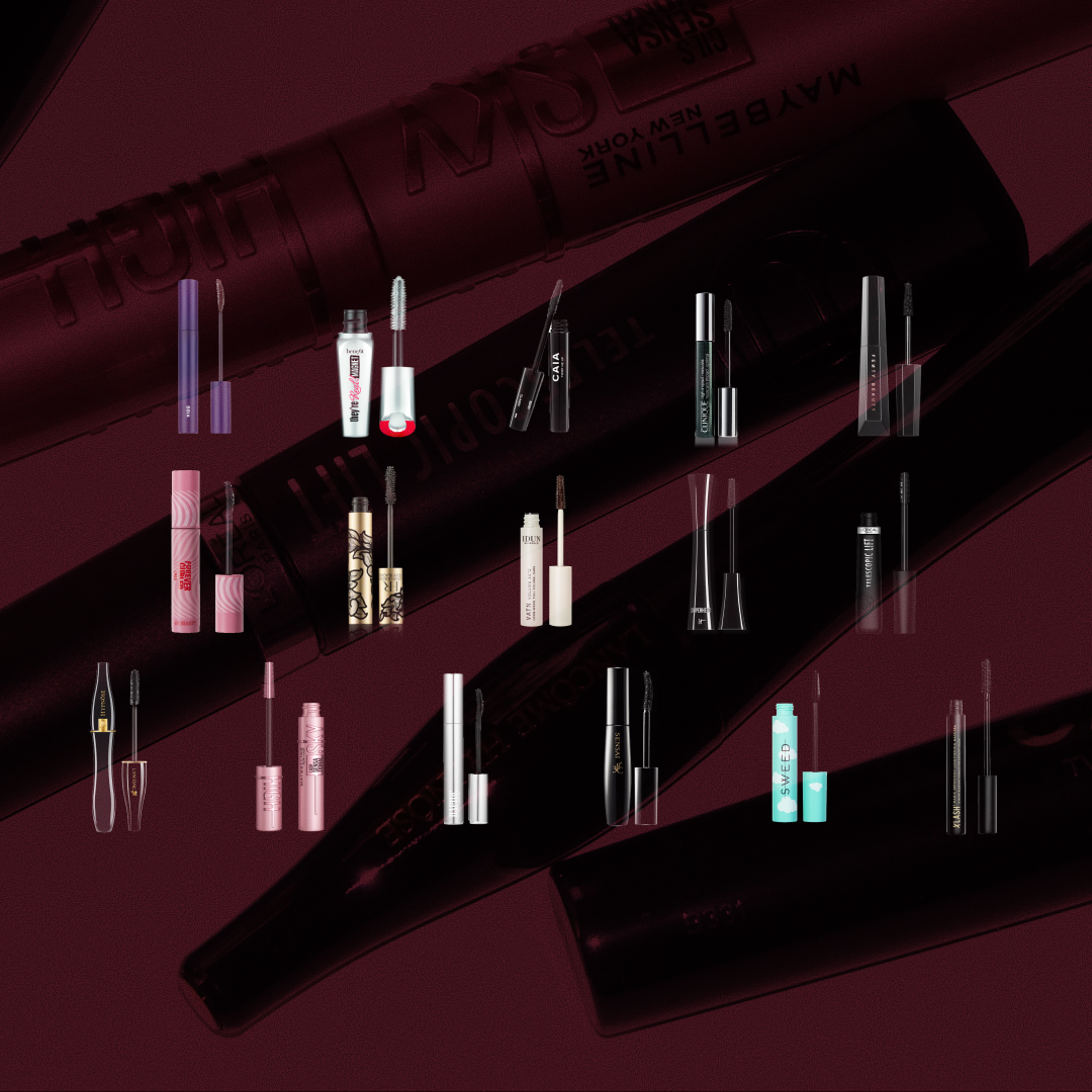 Alla testade produkter i vårt stora test av mascara. På en mörkröd bakgrund syns flera olika mascaror från olika märken, bland annat Sensai, Benefit (they’re Real Magnet), Maybelline (Sky High), CAIA, Idun, L’Oréal (Telescopic Lift), Clinique, Lancôme (Hypnôse), Sweed och CAIA Twist Me Up. Mascarorna är placerade i rader och visar både förpackning och borste.