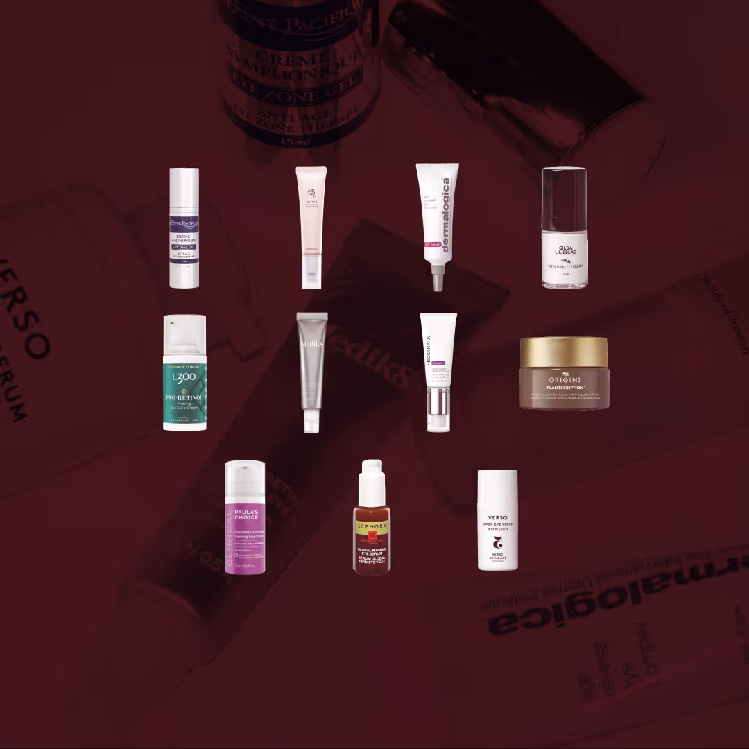 Alla testade produkter i vårt stora test av ögonkräm med retinoider, uppställda mot en mörkröd bakgrund. Tolv olika ögonkrämer syns, bland annat från Royal Pacific, Beauty of Joseon, Dermalogica, Gilda Liljeblad, L300, Medik8, Neostrata, Origins, Paula’s Choice, Sephora och Verso. Förpackningarna varierar i färg och form och är avsedda för området runt ögonen.