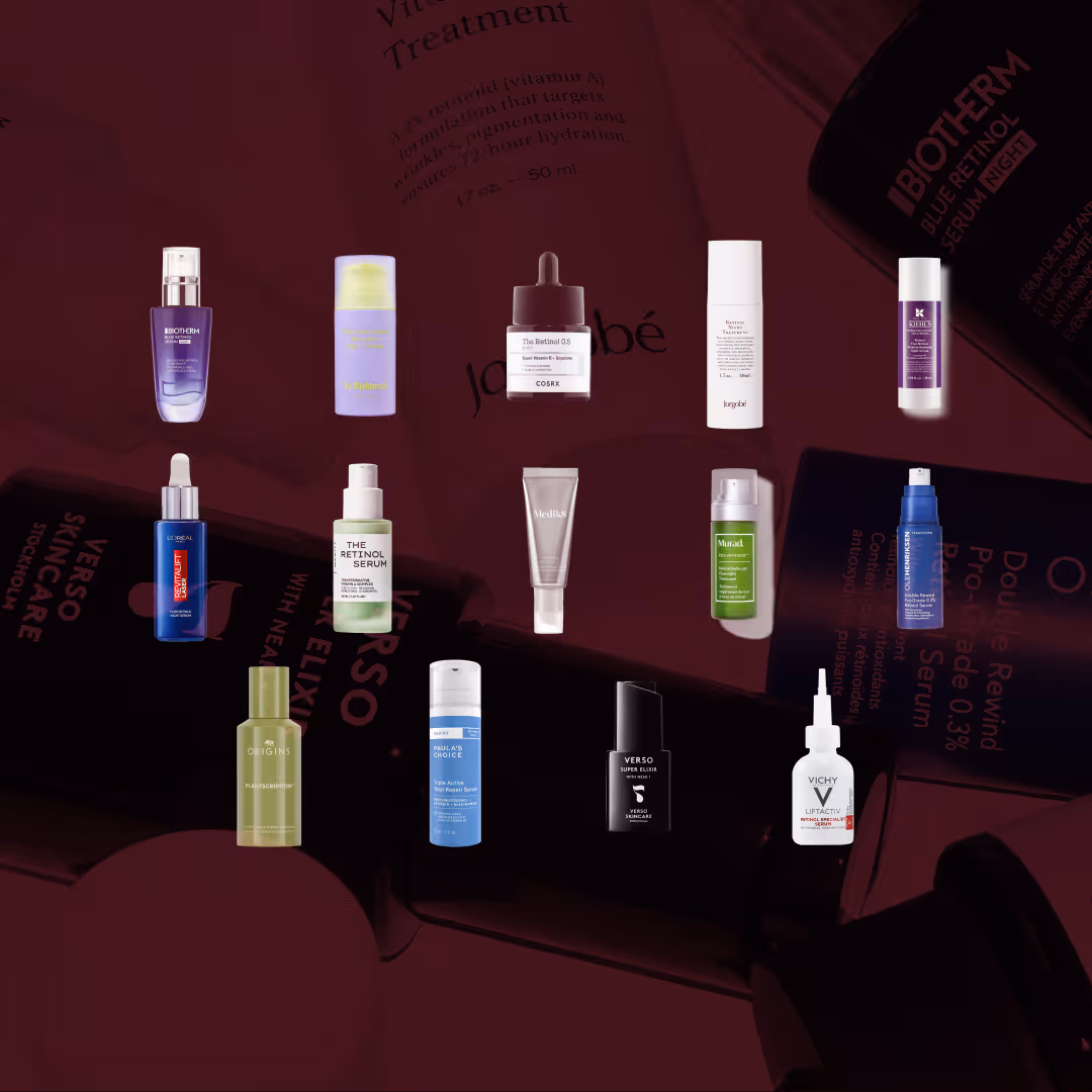 Alla testade produkter i vårt stora test av retinoidserum. På en mörkröd bakgrund syns flaskor och förpackningar från olika märken, bland annat Biotherm, By Wishtrend, COSRX, Jorgobé, Medik8, Murad, L'Oréal Paris Revitalift, The Retinol Serum, Origins Plantscription, Paula's Choice, Verso, Vichy och Ole Henriksen. Produkterna är utplacerade i två rader och har olika färger och former, såsom pipettflaskor, pumpflaskor och tuber.