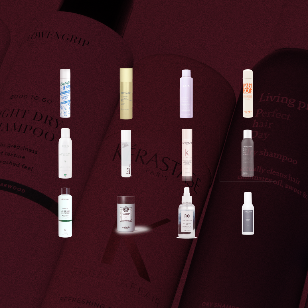 Alla testade produkter i vårt stora test av torrschampo uppradade mot en mörkröd bakgrund. Elva olika torrschampon syns tydligt med sina etiketter: Batiste Sensitive Scalp, Björn Axén Dry Shampoo Green Apple, CAIA One More Day, Eleven Give Me Clean Hair Dry Shampoo, IDUN Refreshing Dry Shampoo, Indy Beauty Torrschampo, Kérastase Fresh Affair, Living Proof Perfect Hair Day Dry Shampoo, Löwengrip Light Dry Shampoo, Maria Nila Cleansing Powder och R+Co Spiritualized Dry Shampoo.