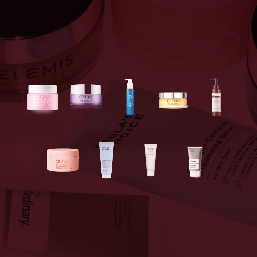 Alla testade produkter i vårt stora test av oljebalmrengöring uppställda mot en mörkröd bakgrund. Övre raden från vänster: Banila Co Clean It Zero Cleansing Balm, Clinique Take The Day Off Cleansing Balm, en blå pumpflaska (okänd produkt), Elemis Pro-Collagen Cleansing Balm och en brun pumpflaska (okänd produkt). Nedre raden: Magie Kakan Cleansing Balm, Paula’s Choice Omega+ Complex Cleansing Balm, en vit tub (okänd produkt) och The Ordinary Squalane Cleanser.