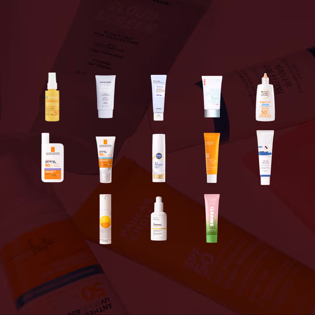 Alla testade produkter i vårt stora test av solskydd för ansiktet står uppradade mot en mörkröd bakgrund. Tolv olika solskyddsprodukter från märken som La Roche-Posay, Apoteket, COSRX, Common Clouds, Nivea, Paula’s Choice, The Ordinary och SMUUTI syns i bild, med varierande förpackningar och de flesta märkta med SPF 50.
