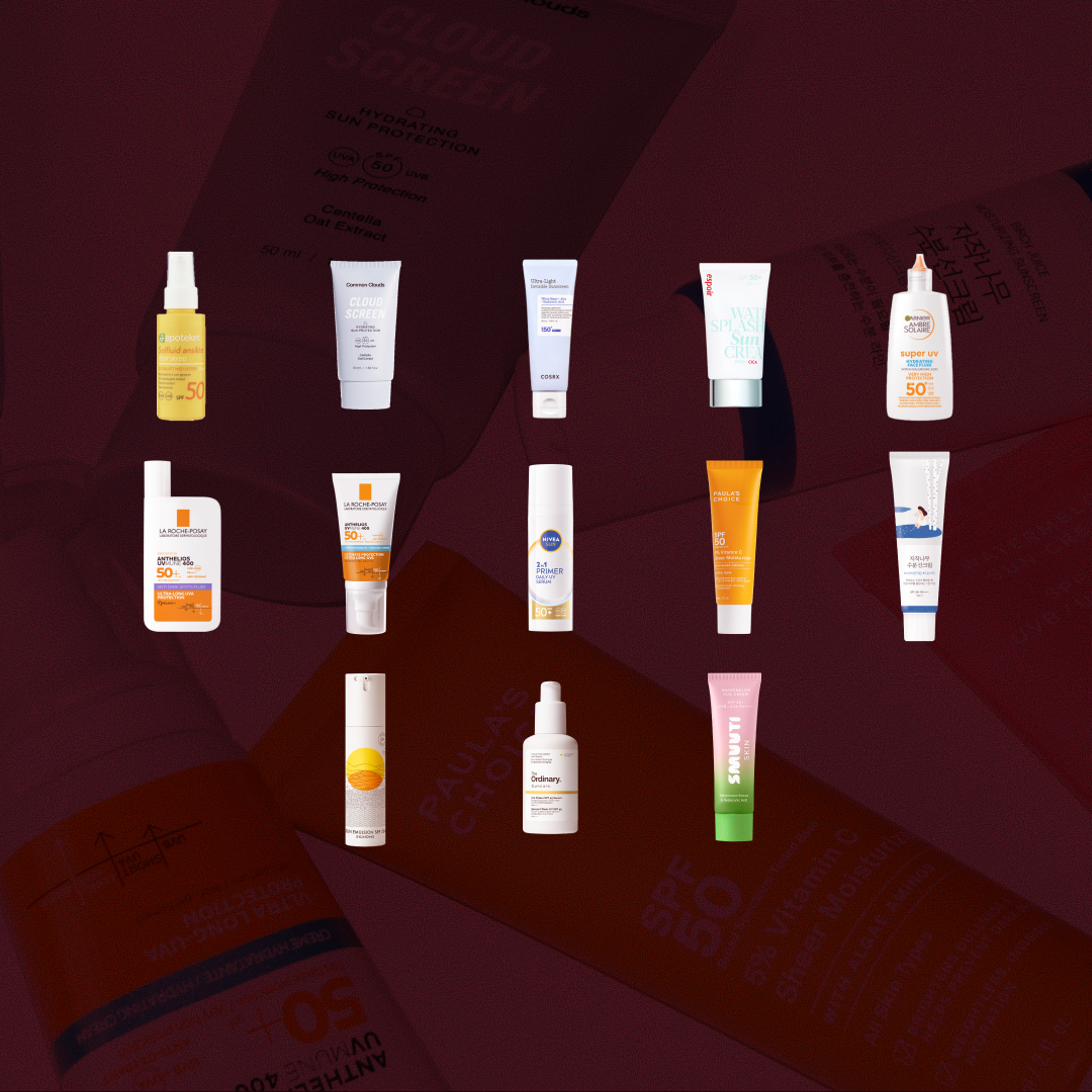 Alla testade produkter i vårt stora test av solskydd för ansiktet står uppradade mot en mörkröd bakgrund. Tolv olika solskyddsprodukter från märken som La Roche-Posay, Apoteket, COSRX, Common Clouds, Nivea, Paula’s Choice, The Ordinary och SMUUTI syns i bild, med varierande förpackningar och de flesta märkta med SPF 50.