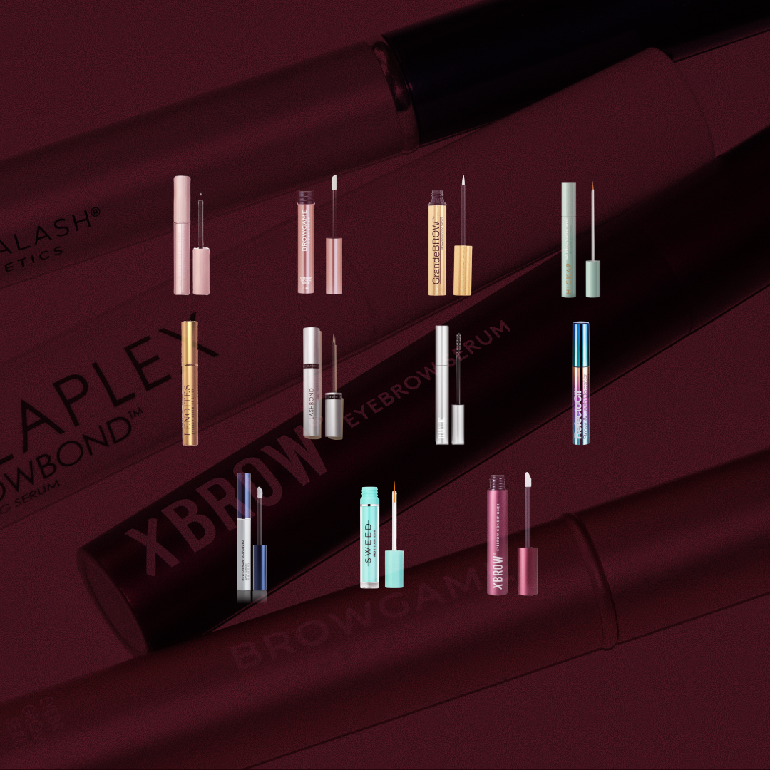 Alla testade produkter i vårt stora test av brynserum, uppställda mot en vinröd bakgrund. På bilden syns elva olika brynserum med sina förpackningar och applikatorer, bland annat från märkena Revitalash Cosmetics, Olaplex Browbond Building Serum, GrandeBROW, Ashbond, Sweed, Xbrow, Eyebrow Serum och Browgame.