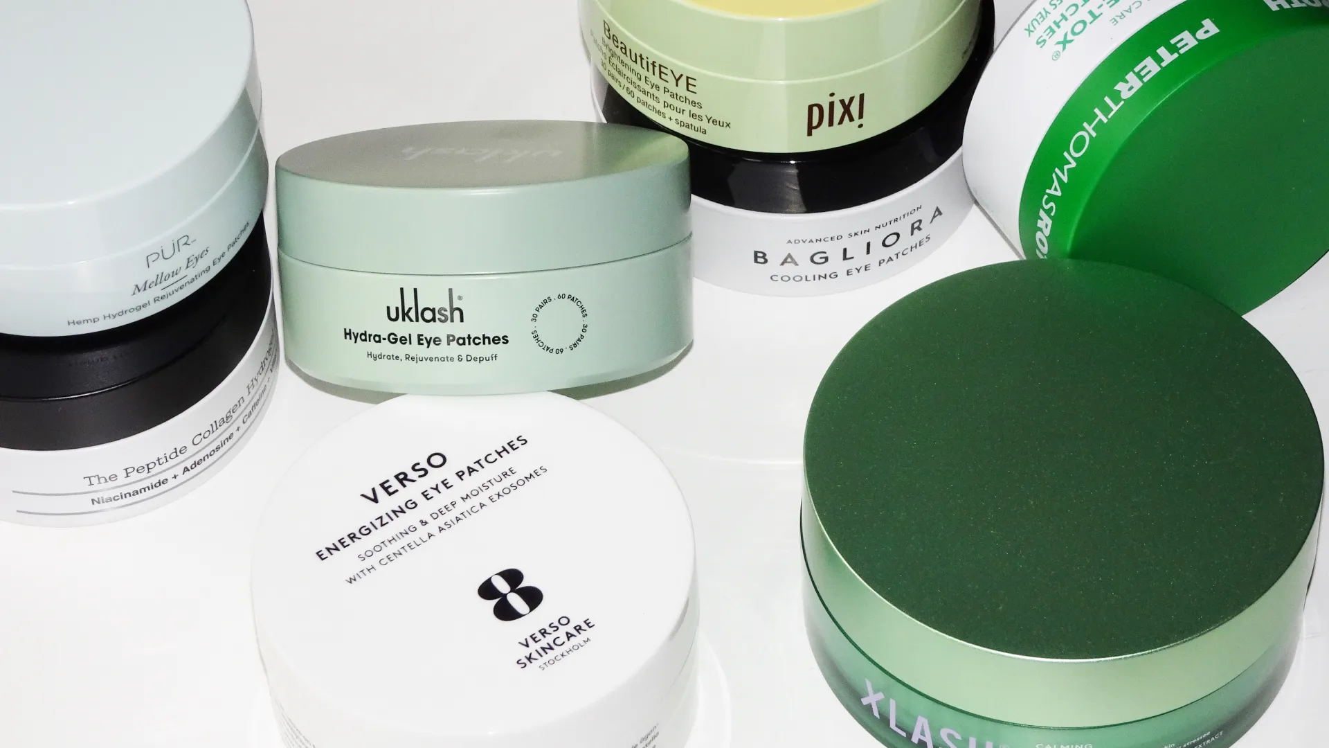 Flera olika förpackningar av Eye Patches från populära varumärken, perfekta för återfuktning och uppfräschning av huden under ögonen.