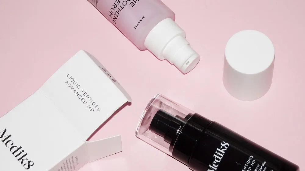 Stort test av serum med peptider, Medik8 Liquid Peptides Advanced MP är bäst i test och syns i bild tillsammans med de andra produkterna som testades i Glowaddictions stora test av peptidserum. 