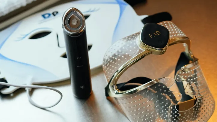 Bäst i test: Stort produkttest av Skintech – jämförelse av olika LED-masker och hudvårdsteknologier, skintechprodukter utspridda