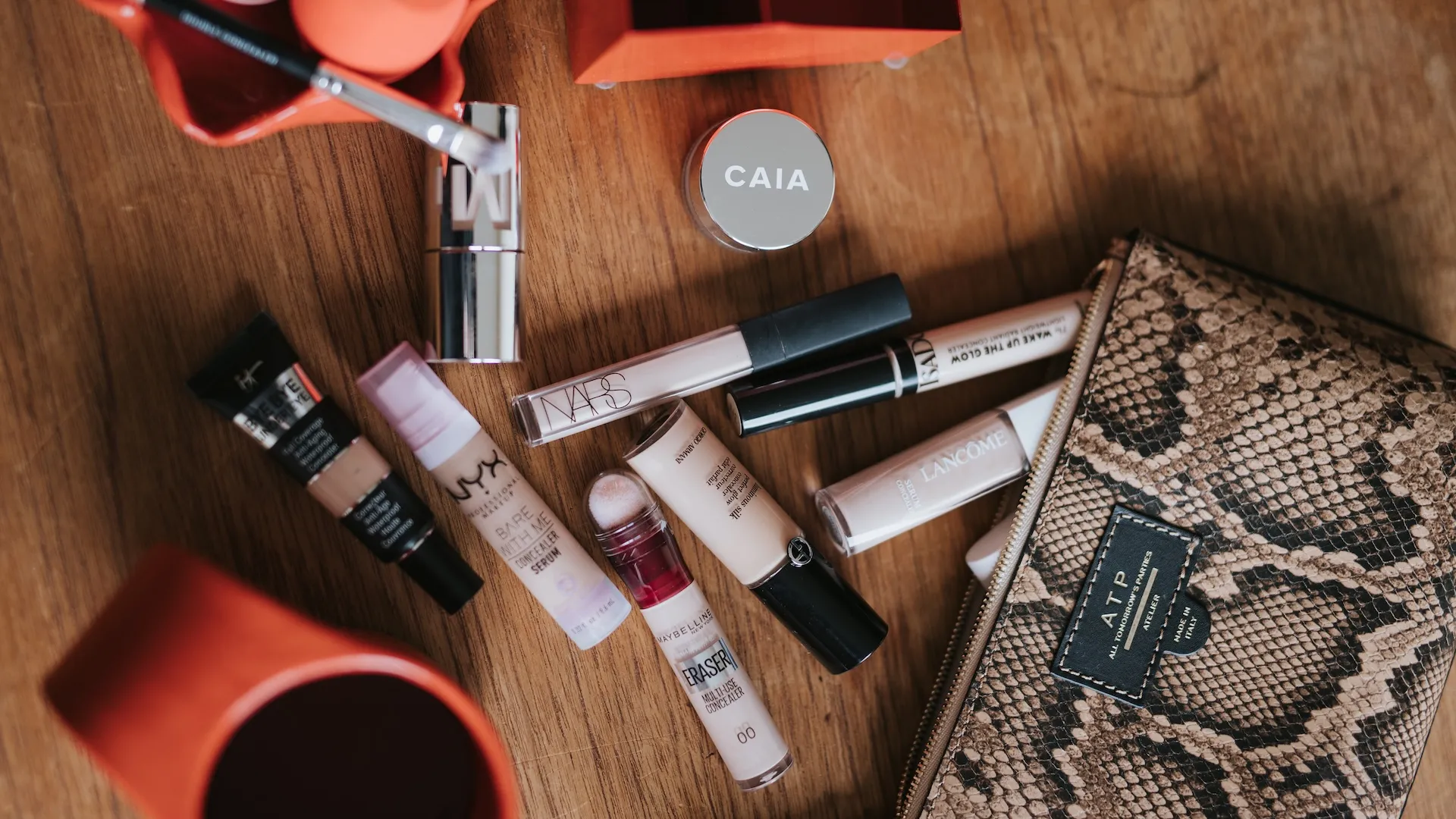 Flera olika under eye-concealer-produkter från olika varumärken, samtliga testade ett stort test av concealers för ögonen där NARS och It Cosmetics vann.