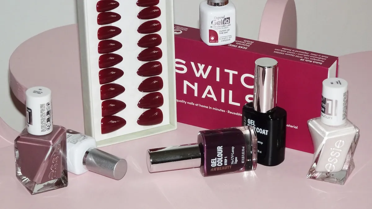 Hemmamanikyr med nagellack, lösnaglar och gelprodukter från Depend, Essie och HM Beauty på rosa bord