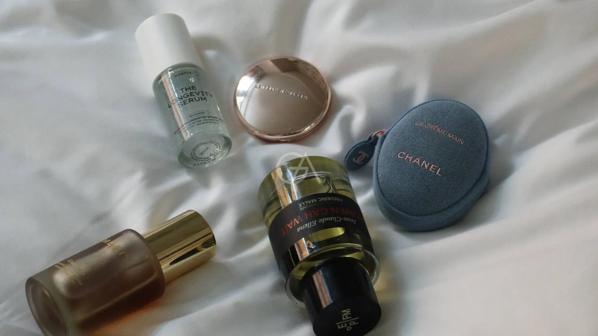  Merit Great Skin Serum, Mantle's serum med longevityfokus och att Chanel stoppat sin ikoniska handkräm i en Y2K-förpackning känns riktigt piggt just nu. 