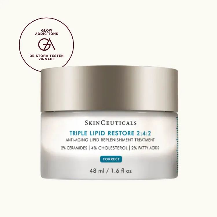 Bäst i test, Barriärkräm: Skinceuticals Triple Lipid Restore 2:4:2, som fick hela 4.50 av Glowaddictions testpanel. Bilden visar en vit burk med silverfärgat lock, där etiketten tydligt visar produktnamnet "Skinceuticals Triple Lipid Restore 2:4:2" samt information om att krämen innehåller 2% ceramider, 4% kolesterol och 2% fettsyror. Burken rymmer 48 ml (1.6 oz).