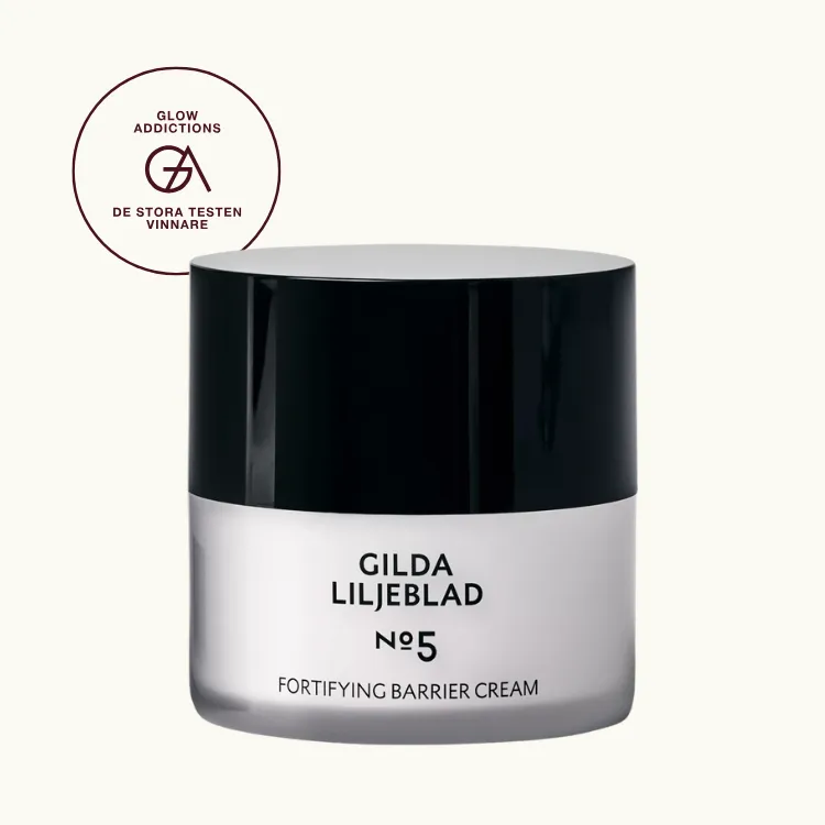 Bäst i test barriärkräm: Gilda Liljeblad Fortifying Barrier Cream, som fick hela 4.50 av Glowaddictions testpanel. Bilden visar en vit burk med svart lock och texten "GILDA LILJEBLAD Nº5 FORTIFYING BARRIER CREAM" på framsidan.