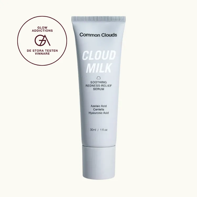 Bäst i test, azelainsyra: Common Clouds Cloud Milk, som fick 4.25 av 5.00 av Glowaddictions testpanel. Bilden föreställer produkten mot krämfärgad bakgrund, med en badge som visar att produkten blev testvinnare.