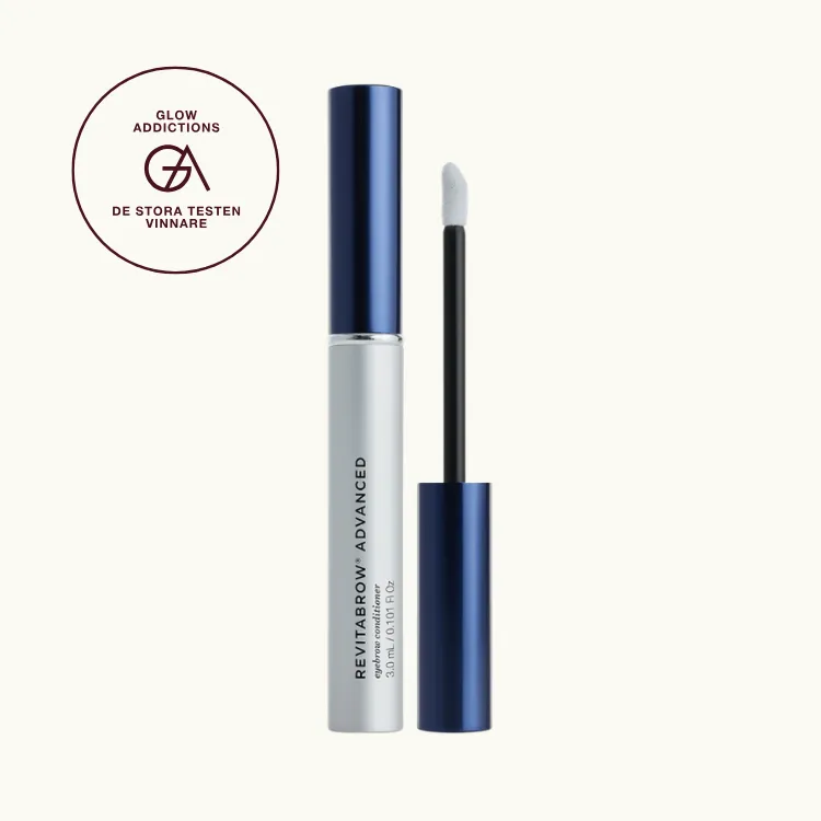 Bäst i test, Brynserum: Revitalash Revitabrow Brow Conditioner, som fick hela 5.00 av 5.00 av Glowaddictions testpanel. Bilden föreställer produkten mot krämfärgad bakgrund, med en ettikett som visar att produkten blev testvinnare.