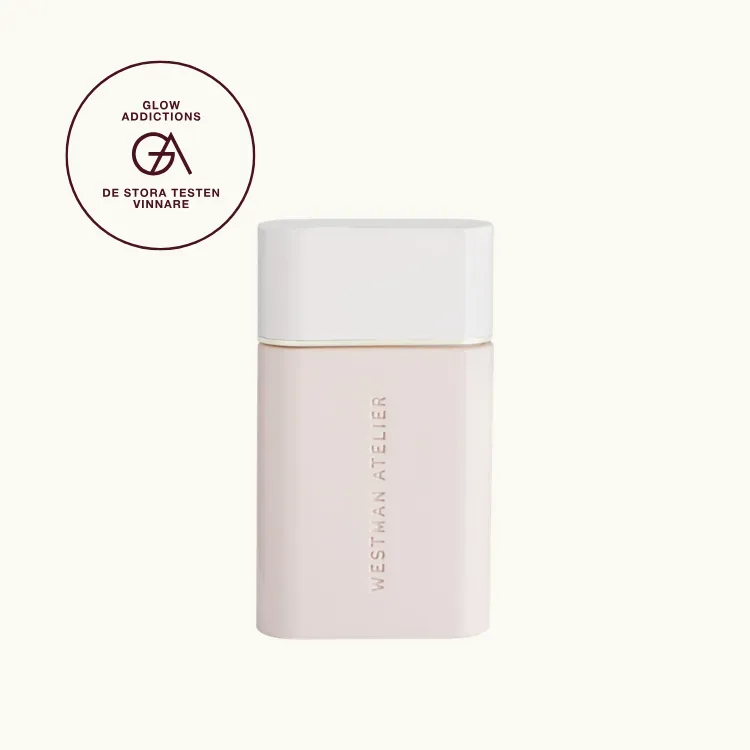 Bäst i test, skin tints, bästa CC-cream: Westman Atelier Vital Skincare Complexion Drops, som fick hela 5.00 av 5.00 av Glowaddictions testpanel. Bilden föreställer produkten mot krämfärgad bakgrund, med en etikett som visar att produkten blev Glowaddictions testvinnare.