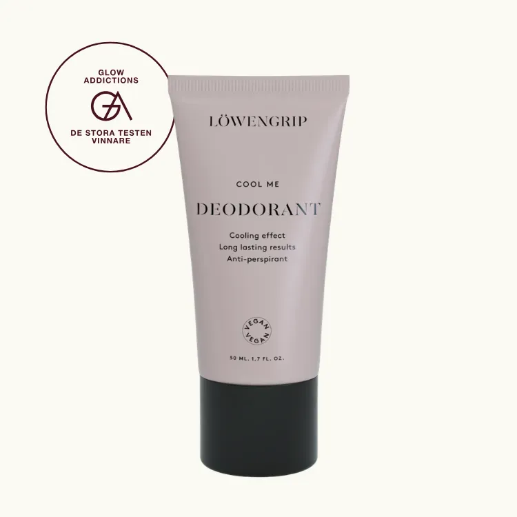 Bäst i test, Torrschampo: Löwengrip Good To Go Light Dry Shampoo Apple & Cedarwood, som fick hela 4.00 av Glowaddictions testpanel. Bilden visar en vit, cylindrisk flaska med svart lock. På flaskan står det "Löwengrip Good To Go Light Dry Shampoo" och "Apple & Cedarwood". Designen är minimalistisk med svart text och en grön rand nära botten.
