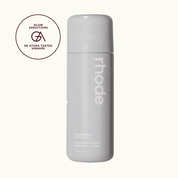 Bäst i test, Essence: Rhode Glazing Milk, som fick hela 4.83 av 5.00 av Glowaddictions testpanel. Bilden föreställer produkten mot krämfärgad bakgrund, med en ettikett som visar att produkten blev testvinnare.