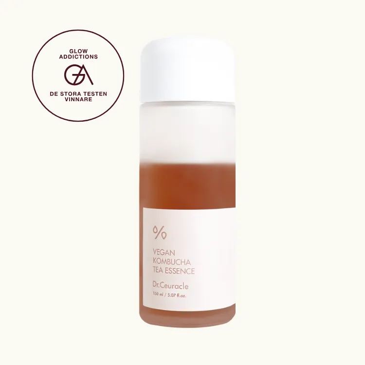 Bäst i test, Essence: Dr. Ceuracle Vegan Kombucha Tea Essence, som fick hela 4.83 av 5.00 av Glowaddictions testpanel. Bilden föreställer produkten mot krämfärgad bakgrund, med en ettikett som visar att produkten blev testvinnare.