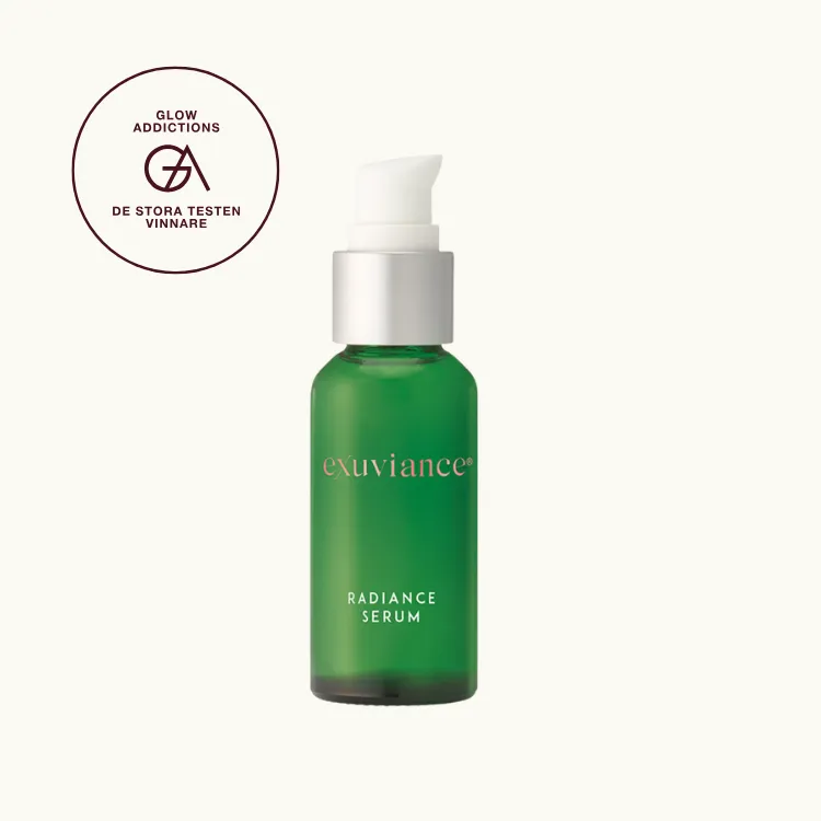 Bäst i test, Fuktserum: Exuviance Radiance Serum, som fick hela 4.50 av 5.00 av Glowaddictions testpanel. Bilden föreställer produkten mot krämfärgad bakgrund, med en ettikett som visar att produkten blev testvinnare.