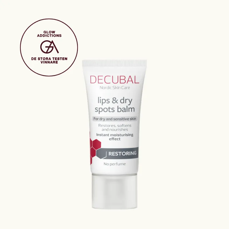 Bästa läppbalsamet mot torra läppar, Decubal Restoring Lips & Dry Spots Balm, Decubal bäst i test, Decubal fick hela 4.33 av 5.00 av Glowaddictions testpanel. Produktbild med vinnarmarkering.
