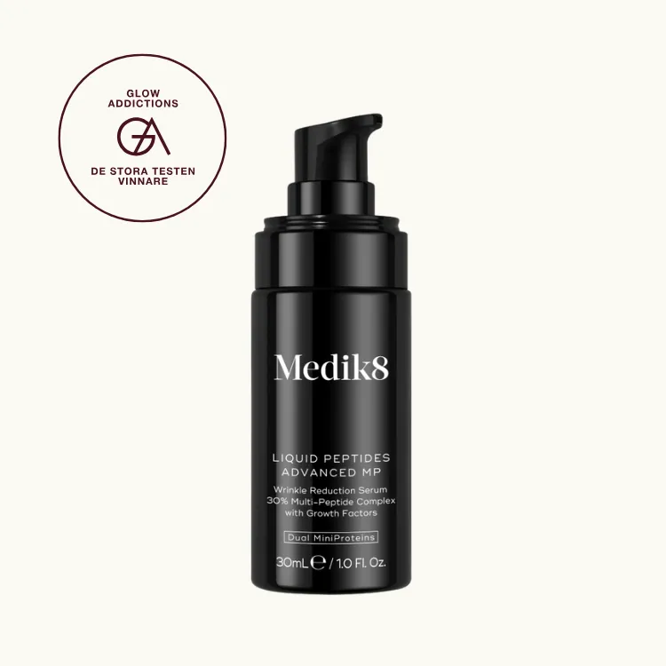 Bäst i test, peptidserum: Medik8 Liquid Peptides Advanced MP, som fick hela 4.00 av 5.00 av Glowaddictions testpanel. Bilden visar en svart pumpflaska med texten "Medik8 Liquid Peptides Advanced MP Wrinkle Reduction Serum 30% Multi-Peptide Complex with Growth Factors Dual MiniProteins 30mL/1.0 Fl. Oz." på framsidan.