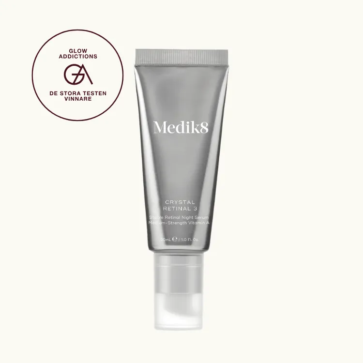 Serum med retinol, retinoider, retinol bäst i test. Medik8 Crystal Retinal 3, som fick hela 5.00 av Glowaddictions testpanel. Bilden visar en silverfärgad tub från Medik8.