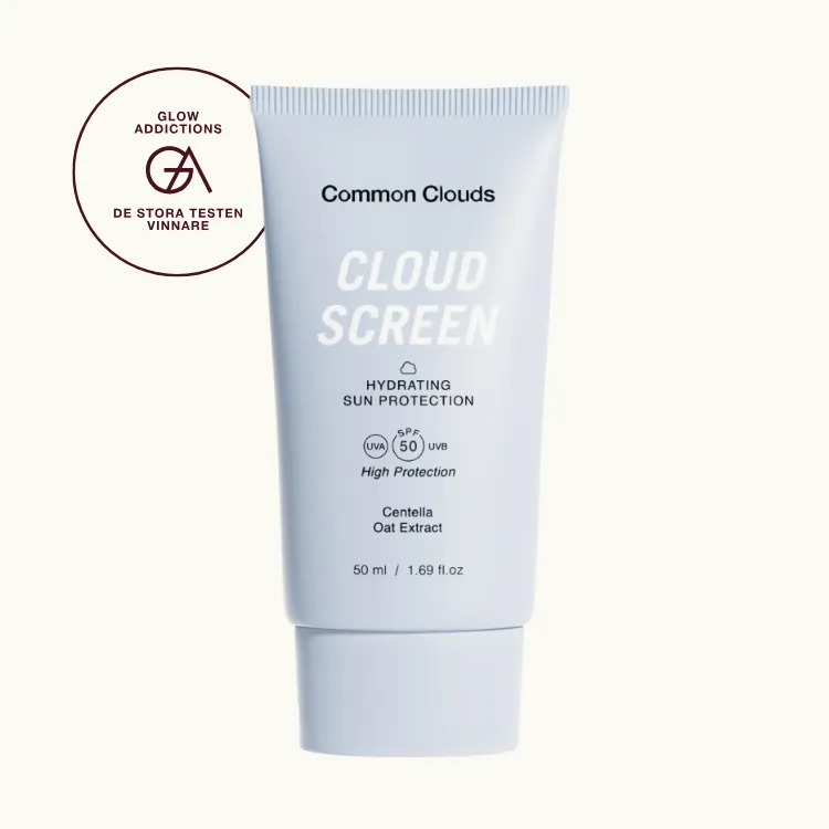 Bäst i test, solkräm för ansiktet: Common Clouds Cloud Screen, som fick hela 4.75 av Glowaddictions testpanel. Bilden visar en ljusblå tub med texten "Common Clouds CLOUD SCREEN HYDRATING SUN PROTECTION SPF 50 UVA UVB High Protection Centella Oat Extract 50 ml / 1.69 fl.oz" mot vit bakgrund.