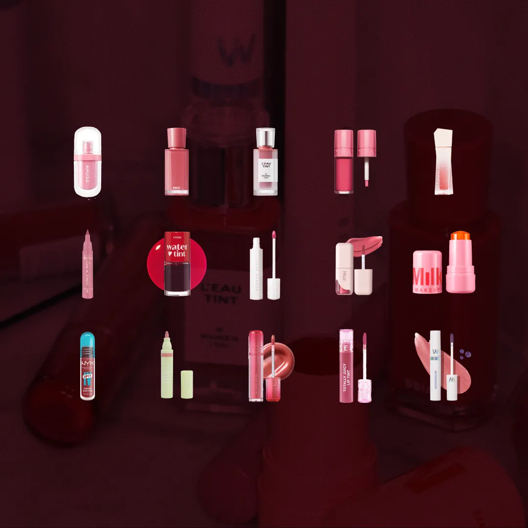 Lip tints och lip stains från Glowaddictions stora test. Alla produkter i testet, mot mörkröd bakgrund, i storlek 1:1. Flera olika märken och typer av lip tints och lip stains syns, inklusive flytande, stift och pennor, i nyanser av rosa, rött och nude.