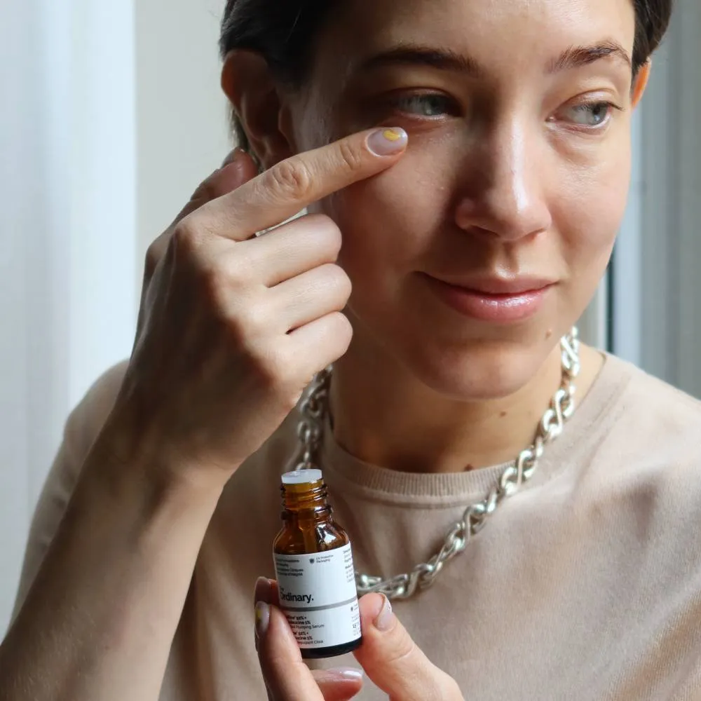 Lina Livian applicerar volufiline under ögonen