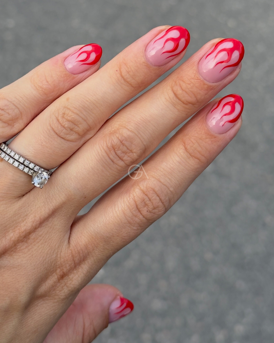 Naglar med flames, flames naglar, nageldesign med flammor. Bilden föreställer naglar med rosa botten och röda flames.