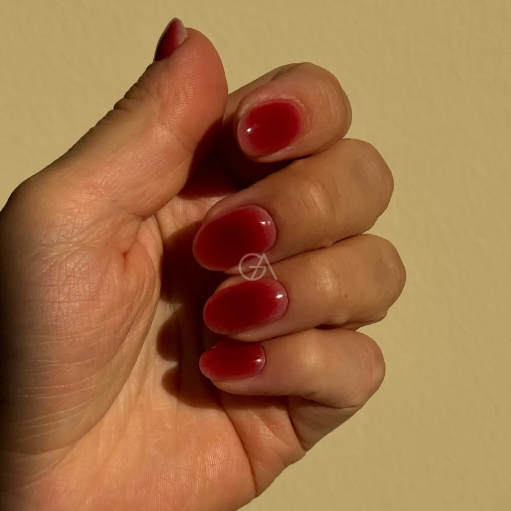 Nagelinspiration 2026, naglar 2026, nagel inspiration, nail design inspiration, bilden föreställer en hand med en jelly ombre-design på naglarna. 