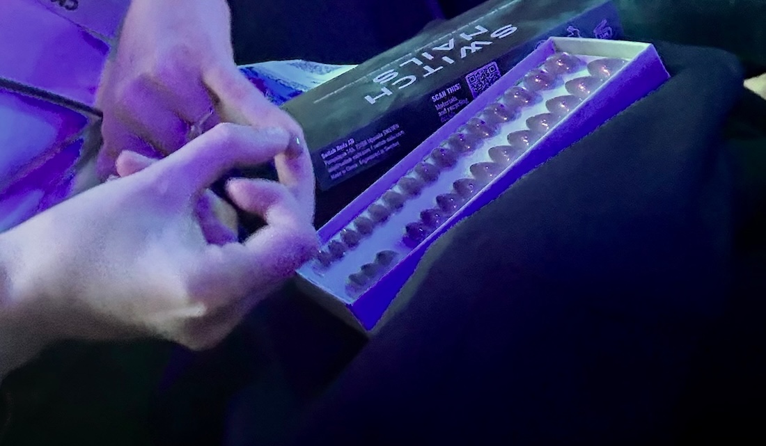 Switch Nails tid, hur fort applicerar man switch nails, bilden föreställer Siri Melin som applicerar lösnaglar under en föreläsning.