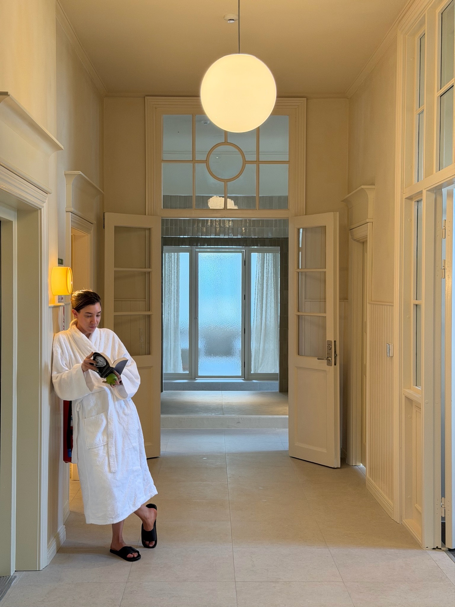 Hur slappnar man av, avslappningsövningar, Lina Livian läser bok på spa.
