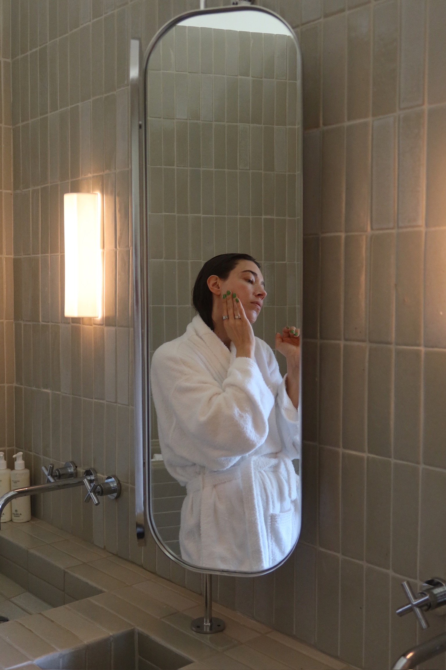 Lina Livian på spa, Glowaddictions Hälsoresan, bilden föreställer Lina Livian som smörjer in sig.