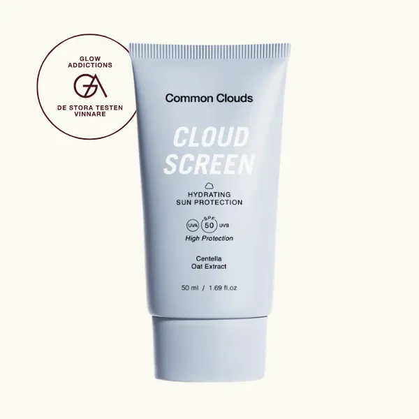 Bäst i test solskydd för ansiktet oljig hy common Clouds Cloud Screen, som fick hela 4.60 av Glowaddictions testpanel. Bilden visar en ljusblå tub med texten "Common Clouds CLOUD SCREEN HYDRATING SUN PROTECTION SPF 50 UVA UVB High Protection Centella Oat Extract 50 ml / 1.69 fl.oz" tryckt på framsidan. Tuben står upprätt mot en vit bakgrund.