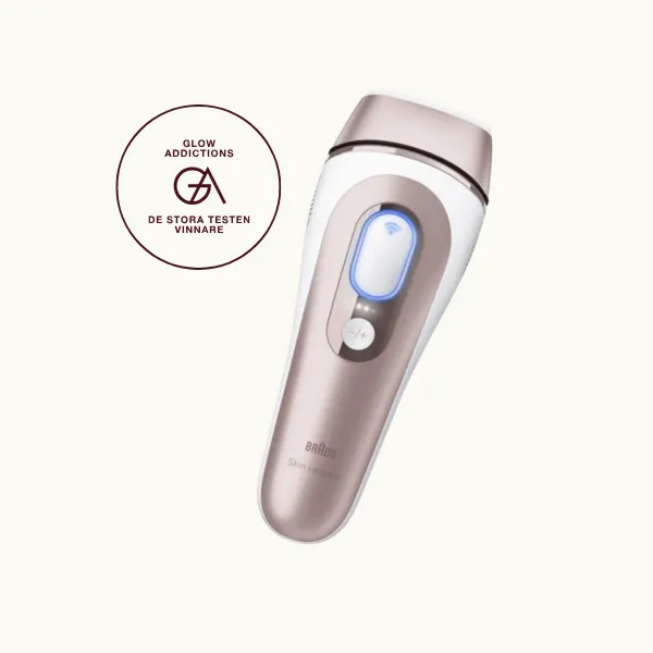 Bäst i test, Hårborttagning: Braun IPL Skin i·expert Pro, som fick hela 4.25 av Glowaddictions testpanel. Bilden visar en produktförpackning med texten "Braun’s Fastest. 2 years of smooth skin". Framför förpackningen syns en IPL-hårborttagningsapparat i vitt och roséguld, fyra utbytbara munstycken, en beige förvaringsväska, en vit rakapparat och en turkos rakhyvel.