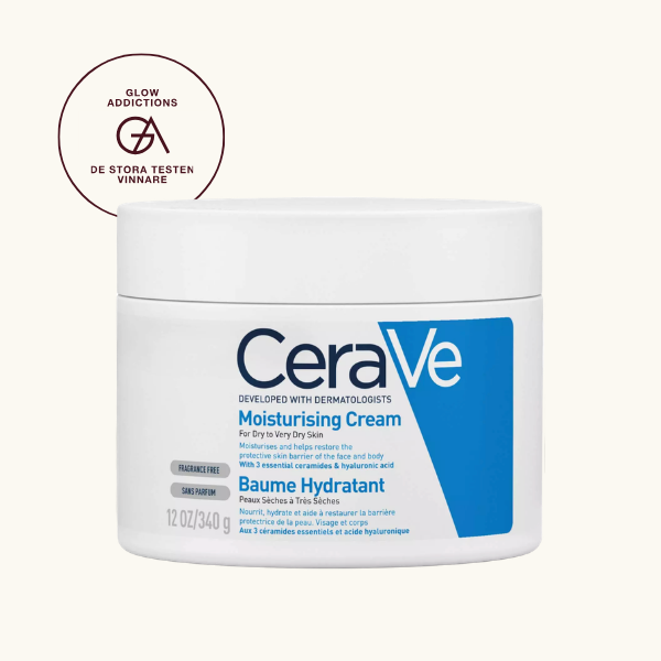 Bäst i test, Bodylotion: CeraVe Moisturising Cream, som fick hela 4.55 av Glowaddictions testpanel och blev en av tre testvinnare. Bilden visar en vit plastburk med blå och svart text, där det står "CeraVe Moisturising Cream". Burken är märkt med information om att krämen är utvecklad med dermatologer, är parfymfri och innehåller 340 gram.