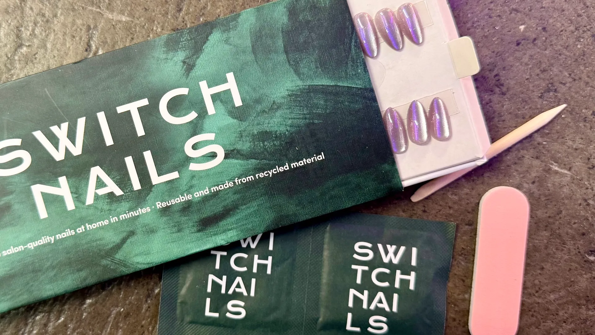 Switch Nails i färgen Violet Cat Eye, almondmodell