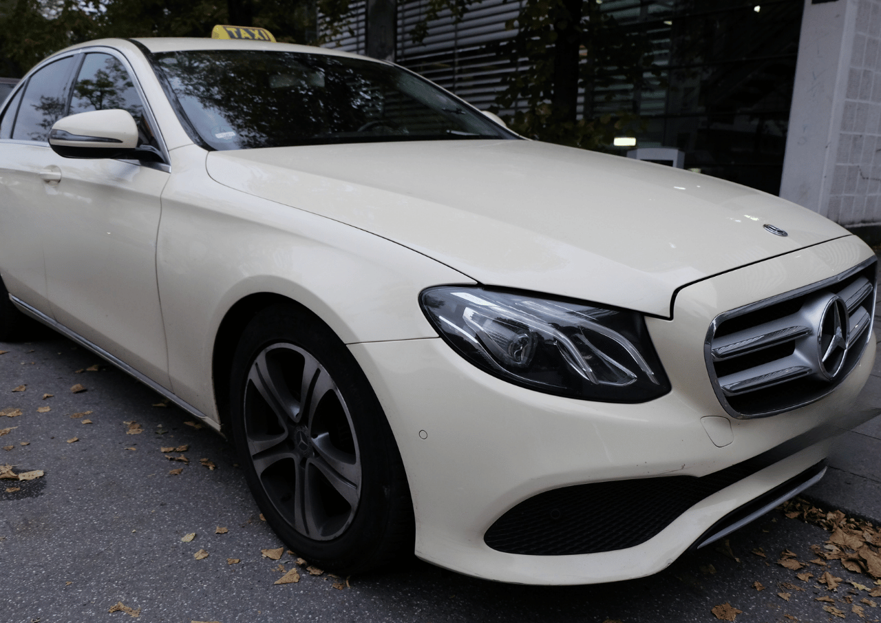 Mercedes E Klasse beschädigt durch einen Unfall