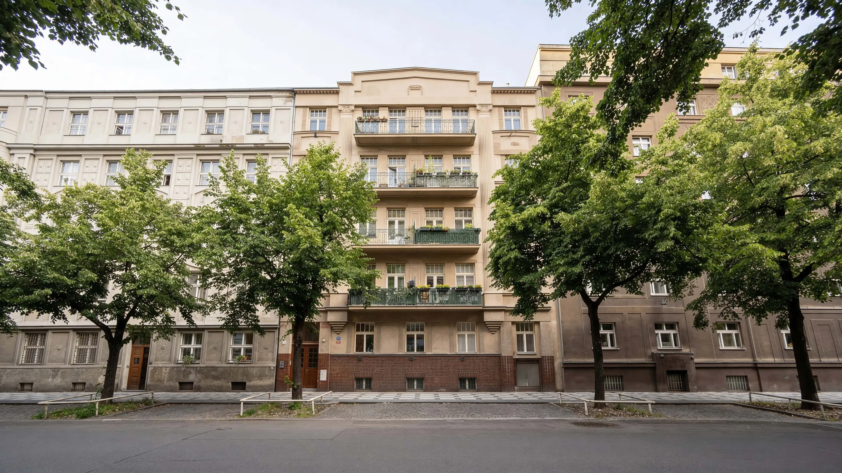 Bytový dům Lucemburská 23, Praha – pohled z ulice na historickou fasádu s balkony.