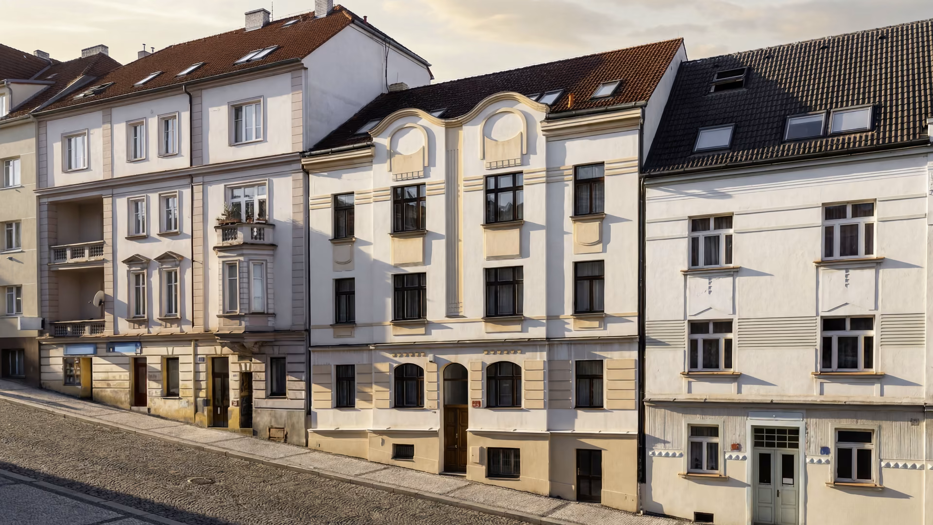 Liborova 11 Praha Břevnov – zrekonstruovaný prvorepublikový činžovní dům s barokním štítem, Praha 6