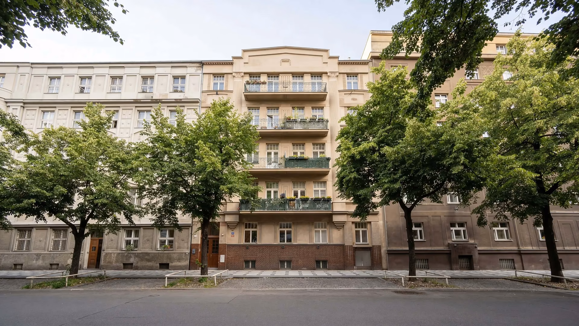 Bytový dům Lucemburská 23, Praha – pohled z ulice na historickou fasádu s balkony.
