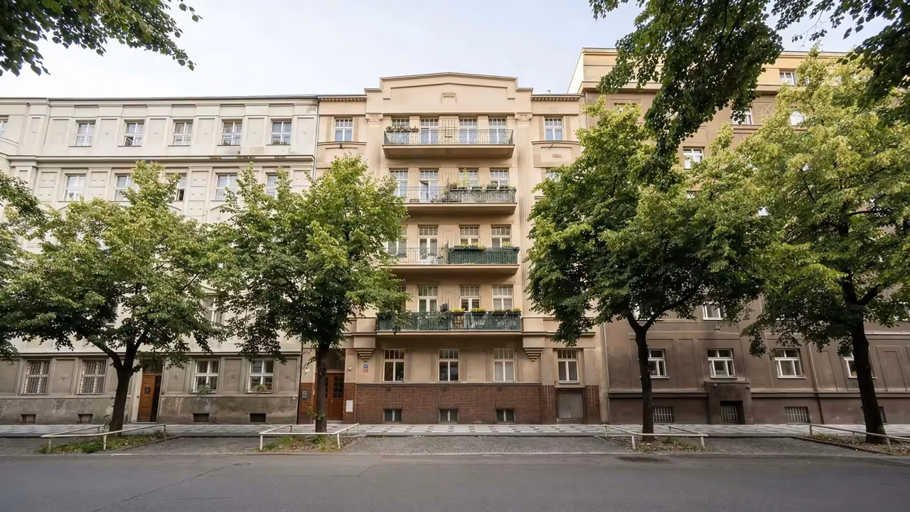 Bytový dům Lucemburská 23, Praha – pohled z ulice na historickou fasádu s balkony.