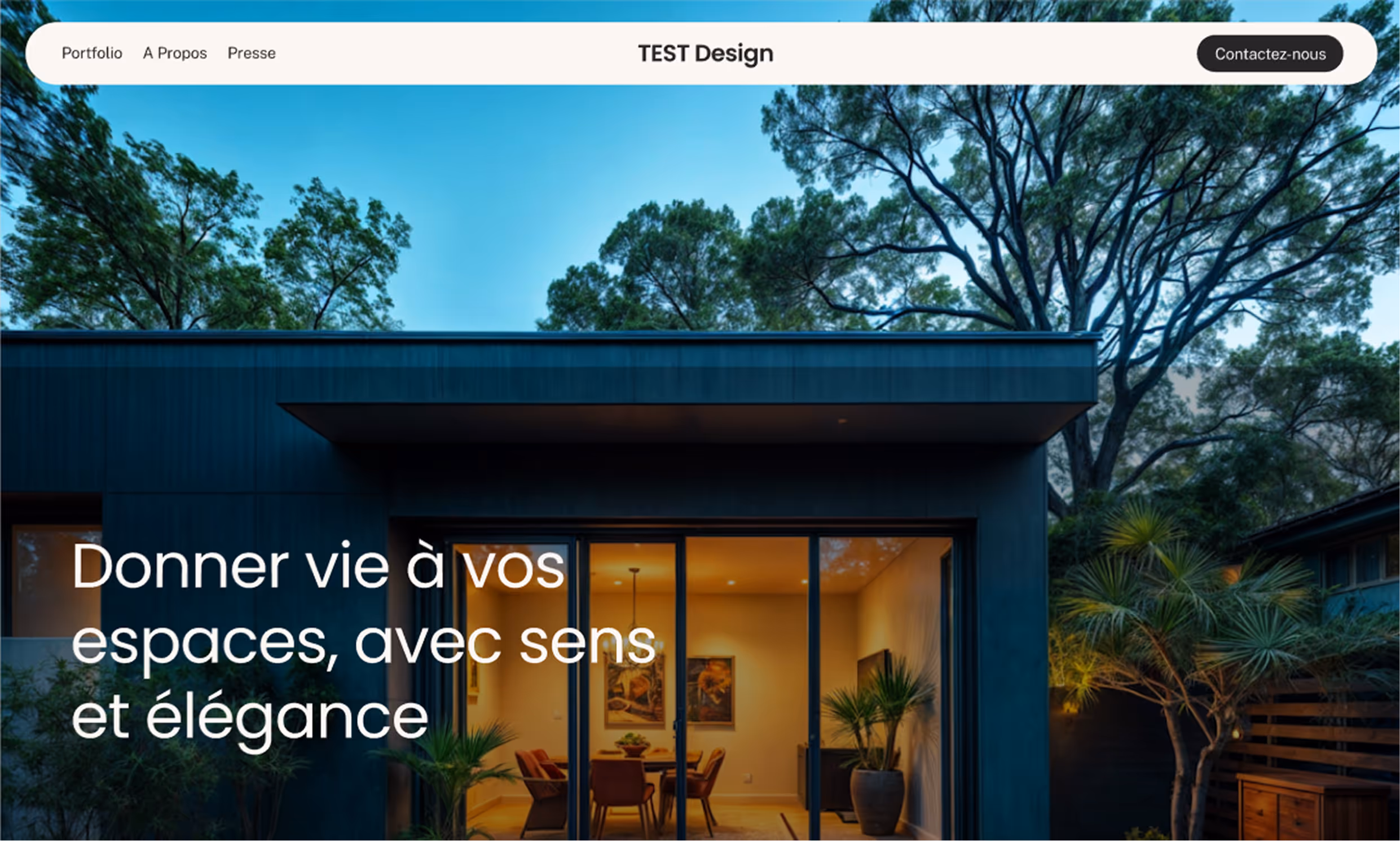 Page d’accueil de site Webflow pour architecte d’intérieur, présentant une maison contemporaine avec grandes baies vitrées et éclairage chaleureux.