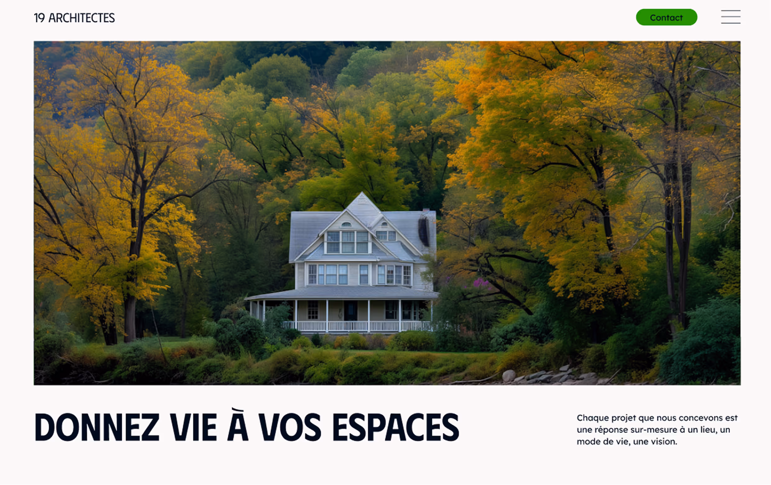 Page d’accueil de site Webflow pour architecte, mettant en valeur une maison traditionnelle entourée d’arbres en automne.