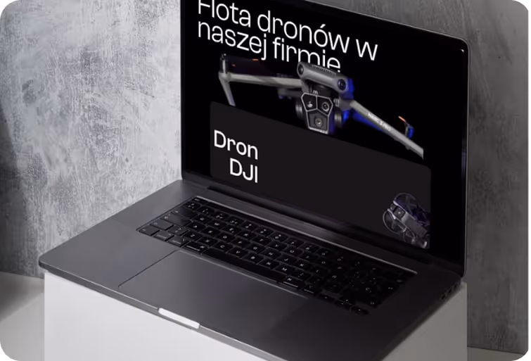 Na laptopie wyświetlany jest dron DJI z polskim tekstem o flocie dronów firmy.